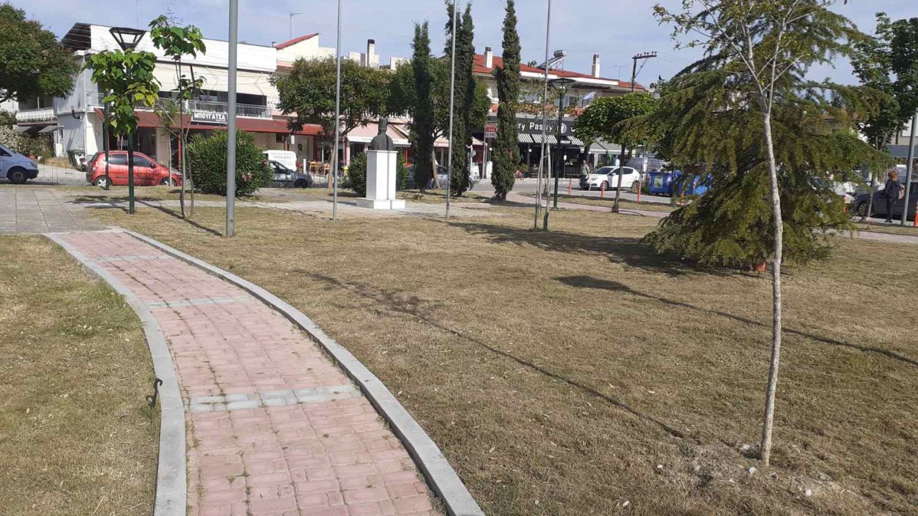 Δήμος Κατερίνης | Καθαρισμός & συντήρηση πρασίνου στις πλατείες Κοκκινοπλιτών, Ηπείρου & στον οικισμό Ανδρομάχης