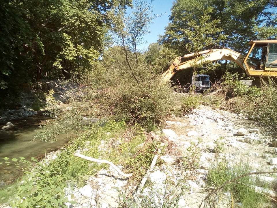 Π.Ε. Πιερίας | Καθαρισμός ρέματος στη Λαγόραχη