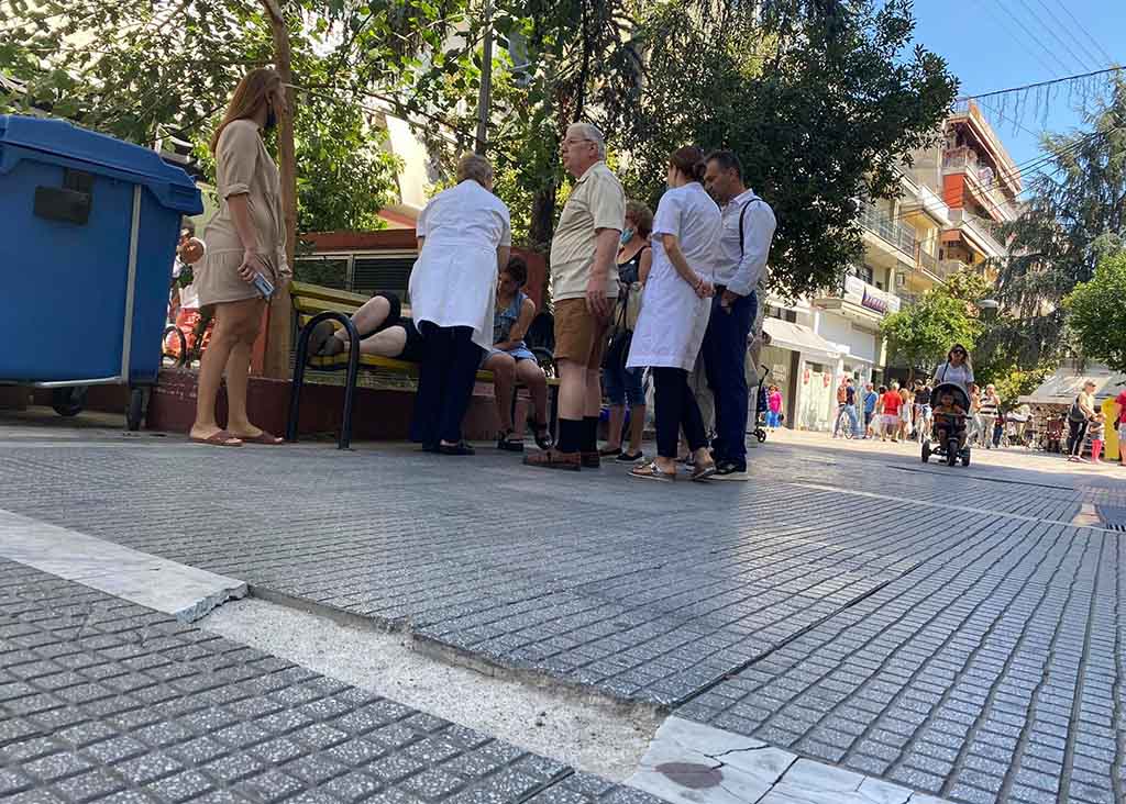 Κατερίνη | Απίστευτη πτώση γυναίκας στον πεζόδρομο