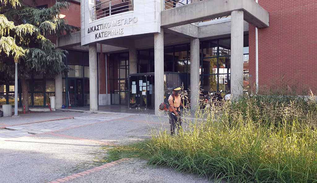 Ο Δήμος Κατερίνης "κόβει χόρτα" για να ανοίξει τα σχολεία
