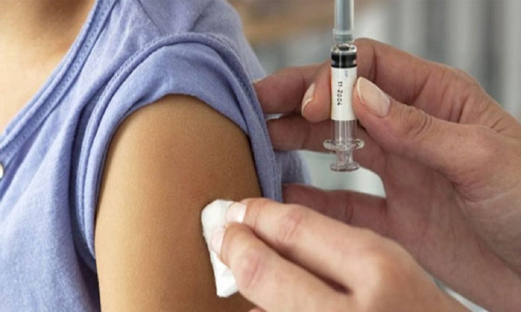 Εμβολιασμένο με μία δόση το 19,3% του πληθυσμού - 8% όσοι έκαναν και τις δύο