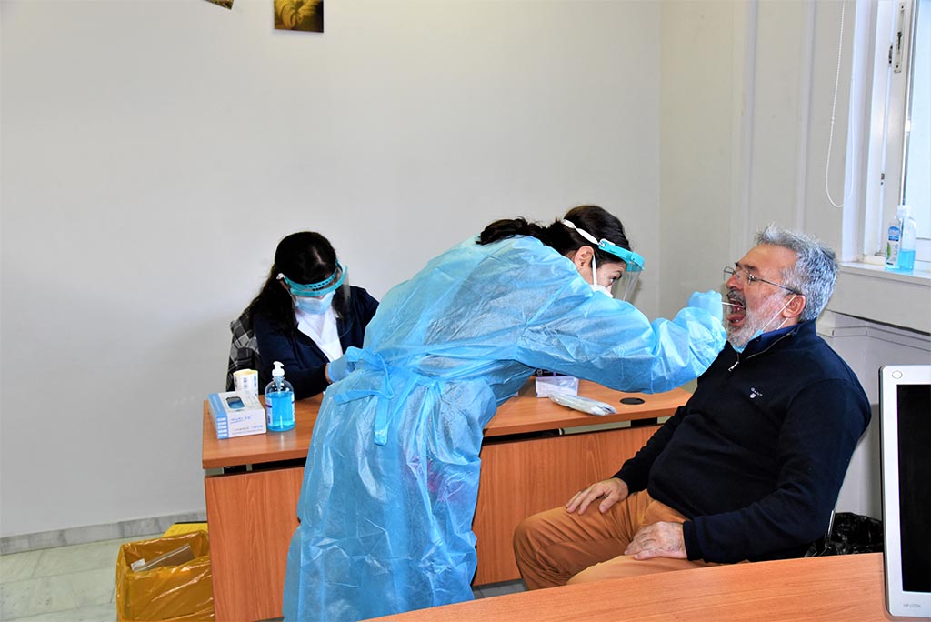 Υπάλληλοι της Π.Ε. Πιερίας έδωσαν αναπνευστικό δείγμα σε κλιμάκιο του ΕΟΔΥ