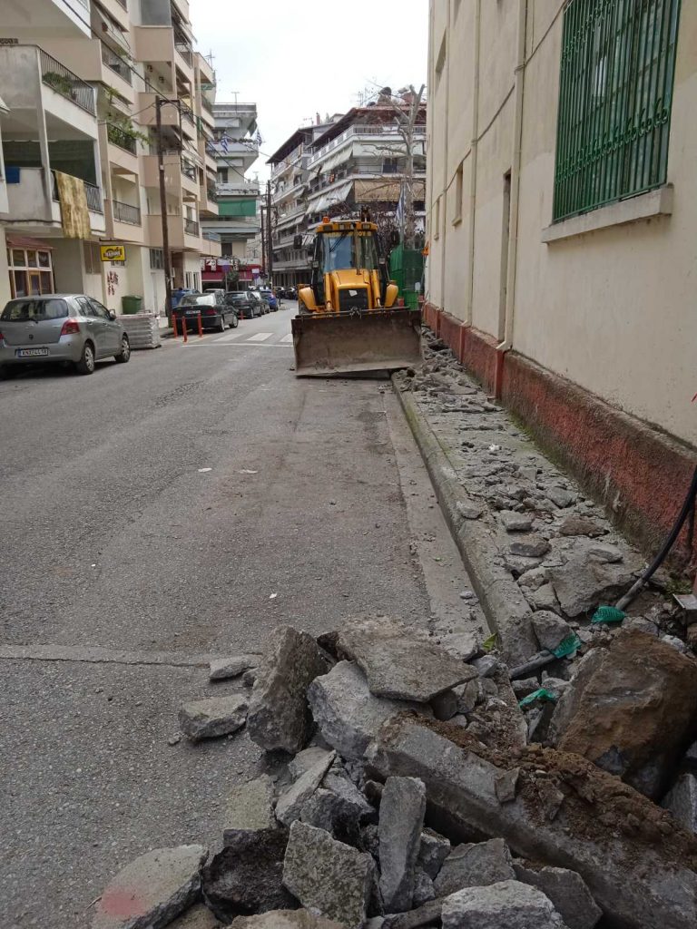 Δήμος Κατερίνης | Ανάπλαση πεζοδρομίων στο 15ο Δημοτικό Σχολείο για την ασφαλή πρόσβαση των μαθητών - Αναπλάσεων συνέχεια σε περιοχές της πόλης