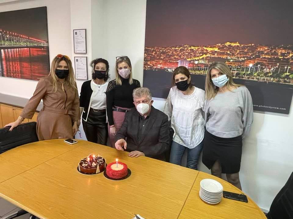 Στα 63 ο Κωνσταντόπουλος με τούρτες - "έκπληξη" στα γραφεία της Εγνατίας