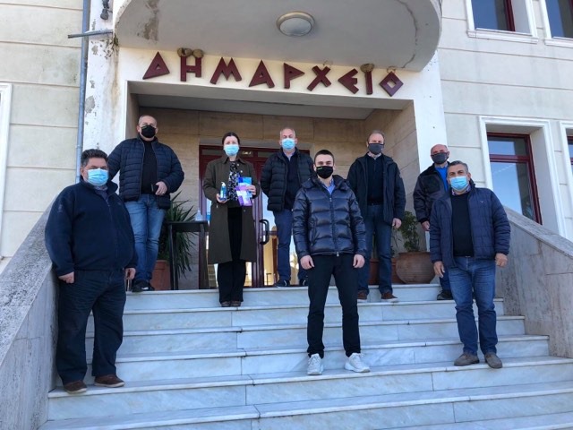 Δωρεά υγειονομικού υλικού στις σχολικές μονάδες Α’θμιας Εκπαίδευσης του Δήμου Δίου-Ολύμπου από τον Σ.Ε.Η.Π. και την EUROLAMP