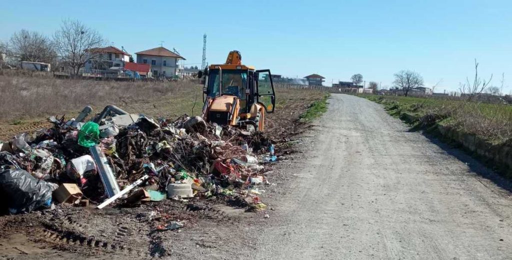 Καταυλισμός Ρομά στην Κατερίνη - Απομακρύνθηκαν, για τρίτη φορά μέσα σε λίγους μήνες, μπάζα και σκουπίδια