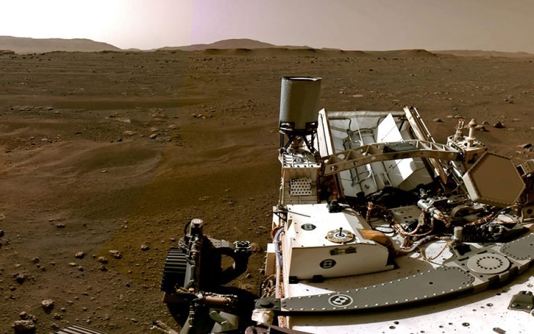 O φακός του «Perseverance» στην επιφάνεια του Άρη (νέες φωτογραφίες)