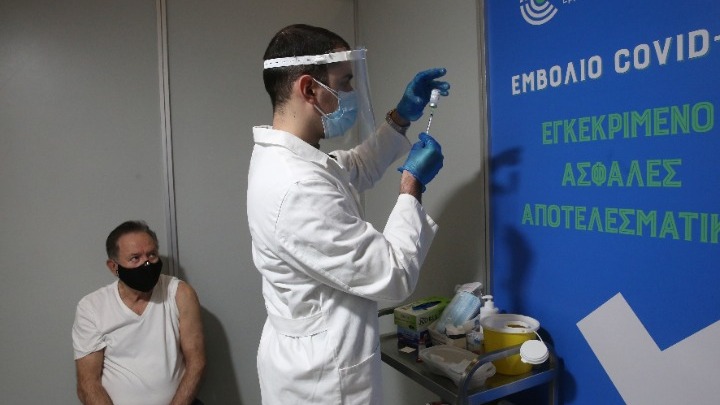 Ελεύθερα σε κλειστούς χώρους όσοι έχουν κάνει το εμβόλιο μετά το καλοκαίρι