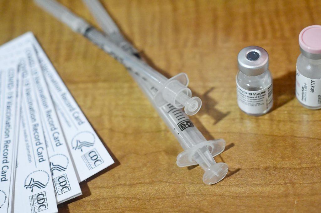 CDC | Οι πλήρως εμβολιασμένοι μπορούν να περνούν χρόνο μαζί σε εσωτερικούς χώρους χωρίς μάσκα