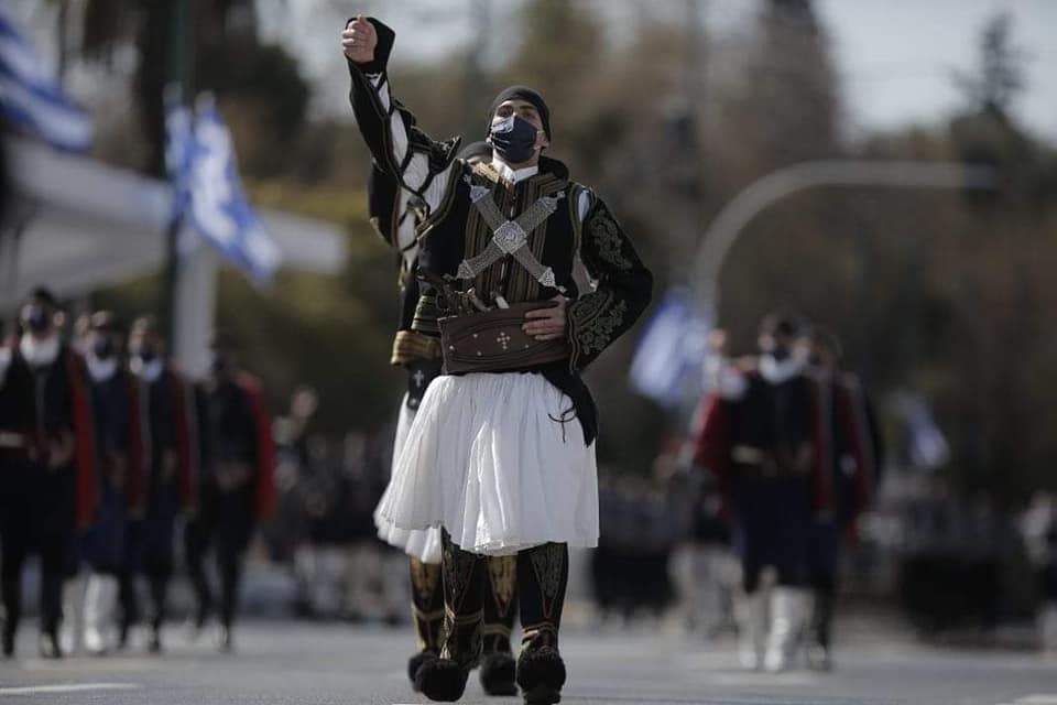 Με τις παραδοσιακές στολές των Σαρακατσαναίων της Πιερίας παρέλασαν οι σπουδαστές της Σχολής Μονίμων Υπαξιωματικών στη στρατιωτική παρέλαση της Αθήνας