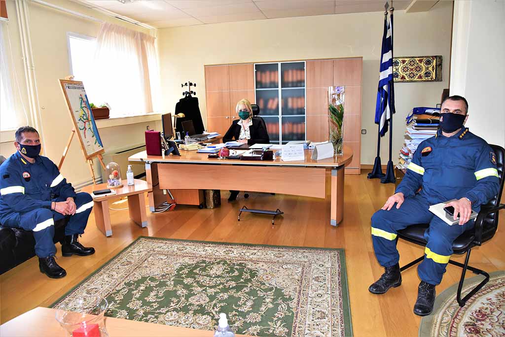 Ο Υποστράτηγος του Πυροσβεστικού Σώματος στην Αντιπεριφερειάρχη Πιερίας Σοφία Μαυρίδου