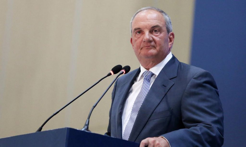 Ζέζα Ζήκου | Oταν ο Καραμανλής «ξεφτίζει» τον… επιδέξιο ψεύτη