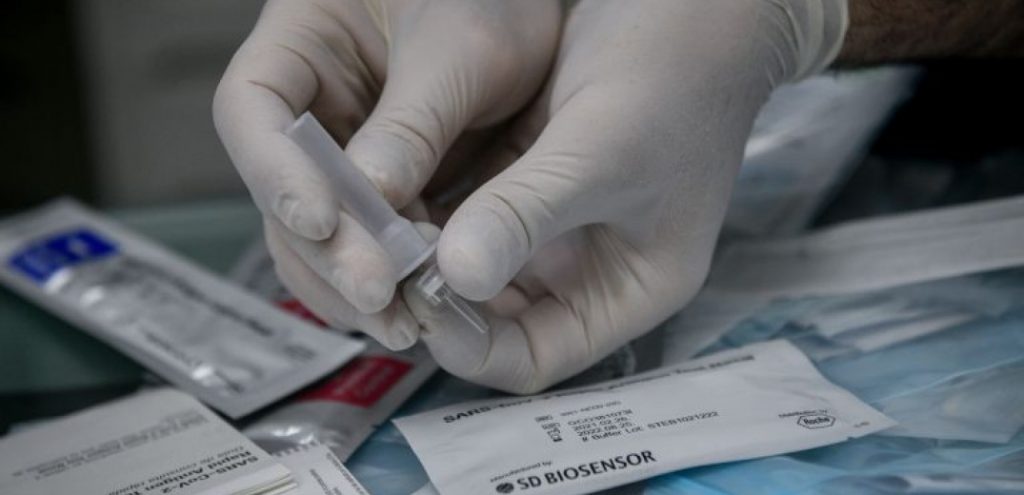 Συνεχίζεται και σήμερα η διανομή των 5 self test για μαθητές και εκπαιδευτικούς από τα φαρμακεία