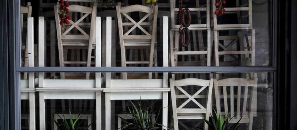 "Στο πόδι" τα μέτρα για την εστίαση – Ελλιπέστατη η ενημέρωση για τον εμβολιασμό