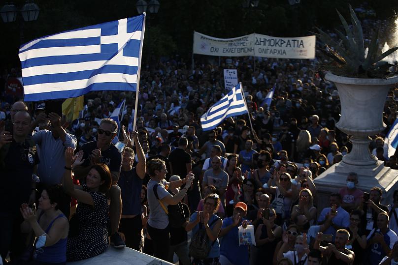 Επεισόδια στη συγκέντρωση διαμαρτυρίας αντιεμβολιαστών στο Σύνταγμα