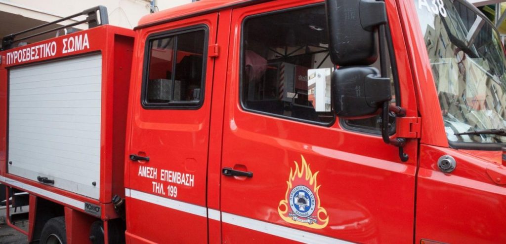 Στις φλόγες αποθήκη με γεωργικά μηχανήματα στο Αιγίνιο