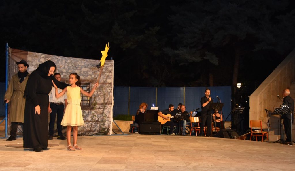 Με «το τραγούδι του νεκρού αδελφού», η Κατερίνη αποχαιρέτισε τον Μίκη Θεοδωράκη