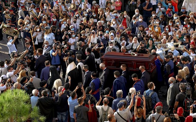 Σε λαϊκό προσκύνημα στα Χανιά η σορός η σορός του Μίκη Θεοδωράκη