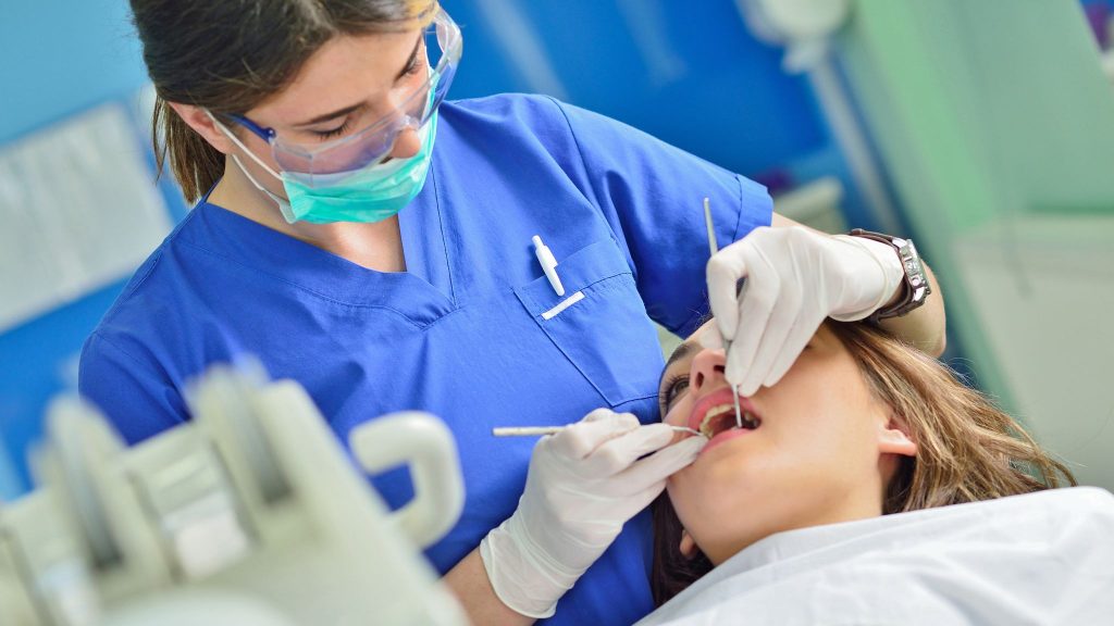 Χωρίς τεστ στα οδοντιατρεία οι εμβολιασμένοι μετά το σάλο 