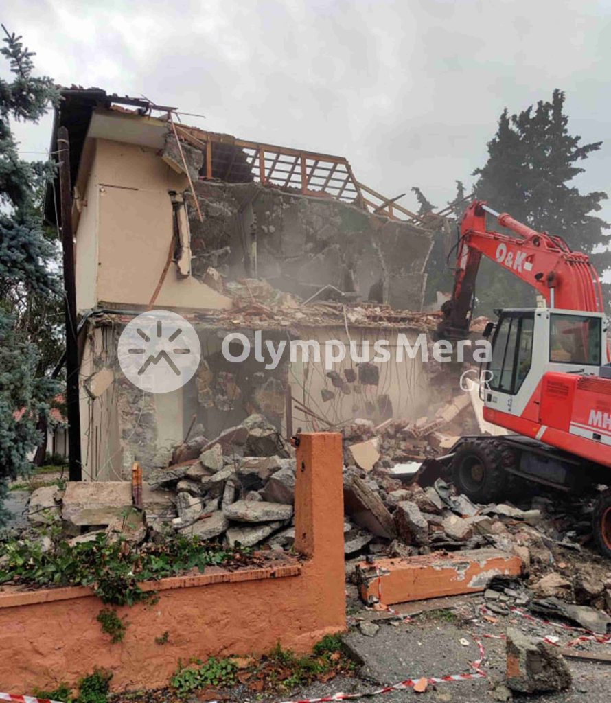 Λιτόχωρο | Γκρεμίζεται το κτήριο της παλιάς αστυνομίας – “Ανοίγει” ο δρόμος για τον Όλυμπο (φωτό και βίντεο)