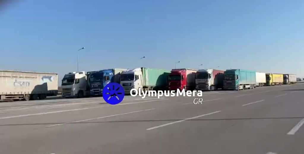 Δεκάδες φορτηγά ακινητοποιημένα στα Μάλγαρα (βίντεο)