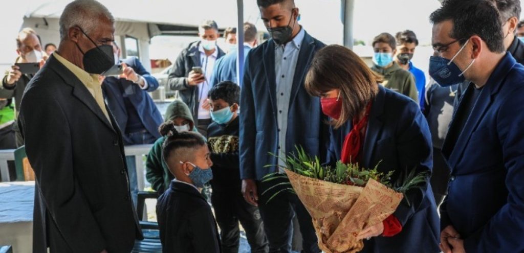 Καταυλισμό Ρομά στην περιοχή Πέλεκα του Δήμου Κατερίνης επισκέφθηκε η Κ. Σακελλαροπούλου