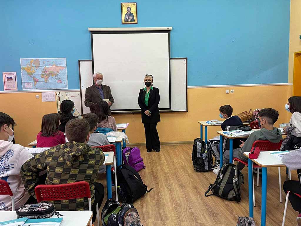 Επίσκεψη Μαυρίδου στο Δημοτικό Σχολείο της Βροντούς