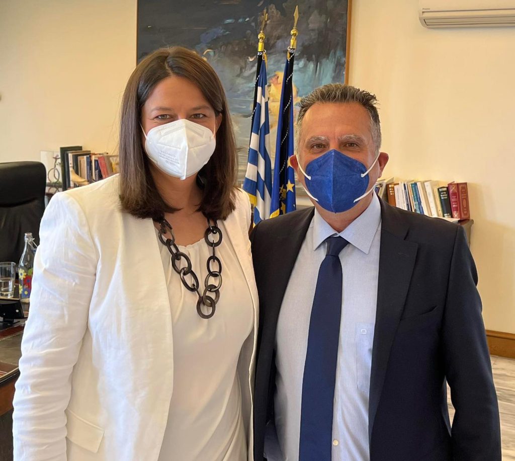 Τάπρας | Με την Κεραμέως στο πλευρό του!