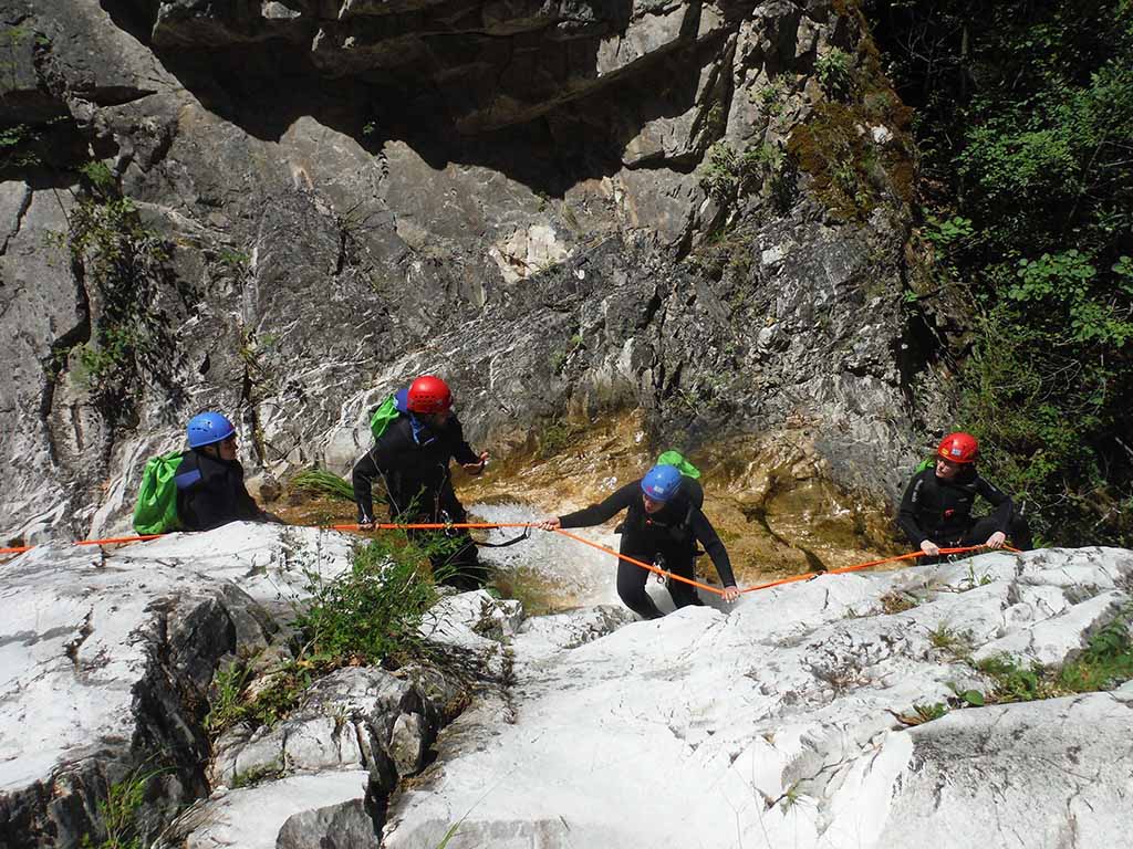 Canyoning στα φαράγγια του Ολύμπου | Στο κόκκινο η αδρεναλίνη, αλλά και οι κίνδυνοι