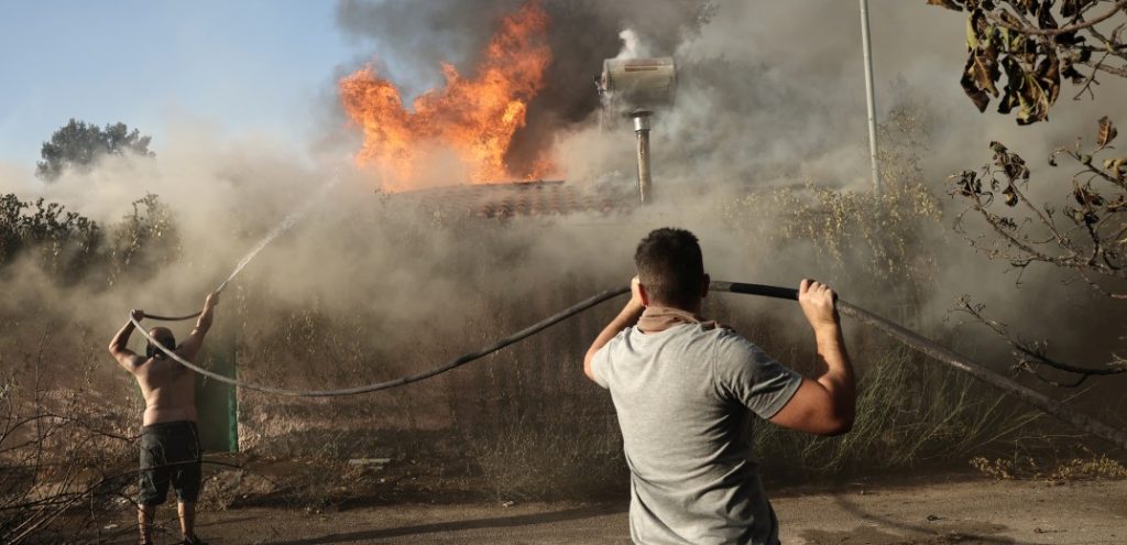 Πύρινος εφιάλτης στην Αττική - Μάχη με τις φλόγες δίνουν πυροσβέστες και εθελοντές 