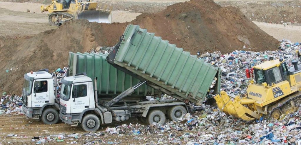 Στα δικαστήρια οι δήμοι για το “χαράτσι” στα σκουπίδια – Επιμένουν στην αναστολή του μέτρου