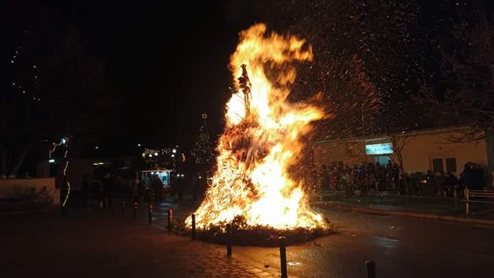 Αναβίωση του εθίμου "Το κάψιμο του καλικάντζαρου" στον Άνω Άγιο Ιωάννη